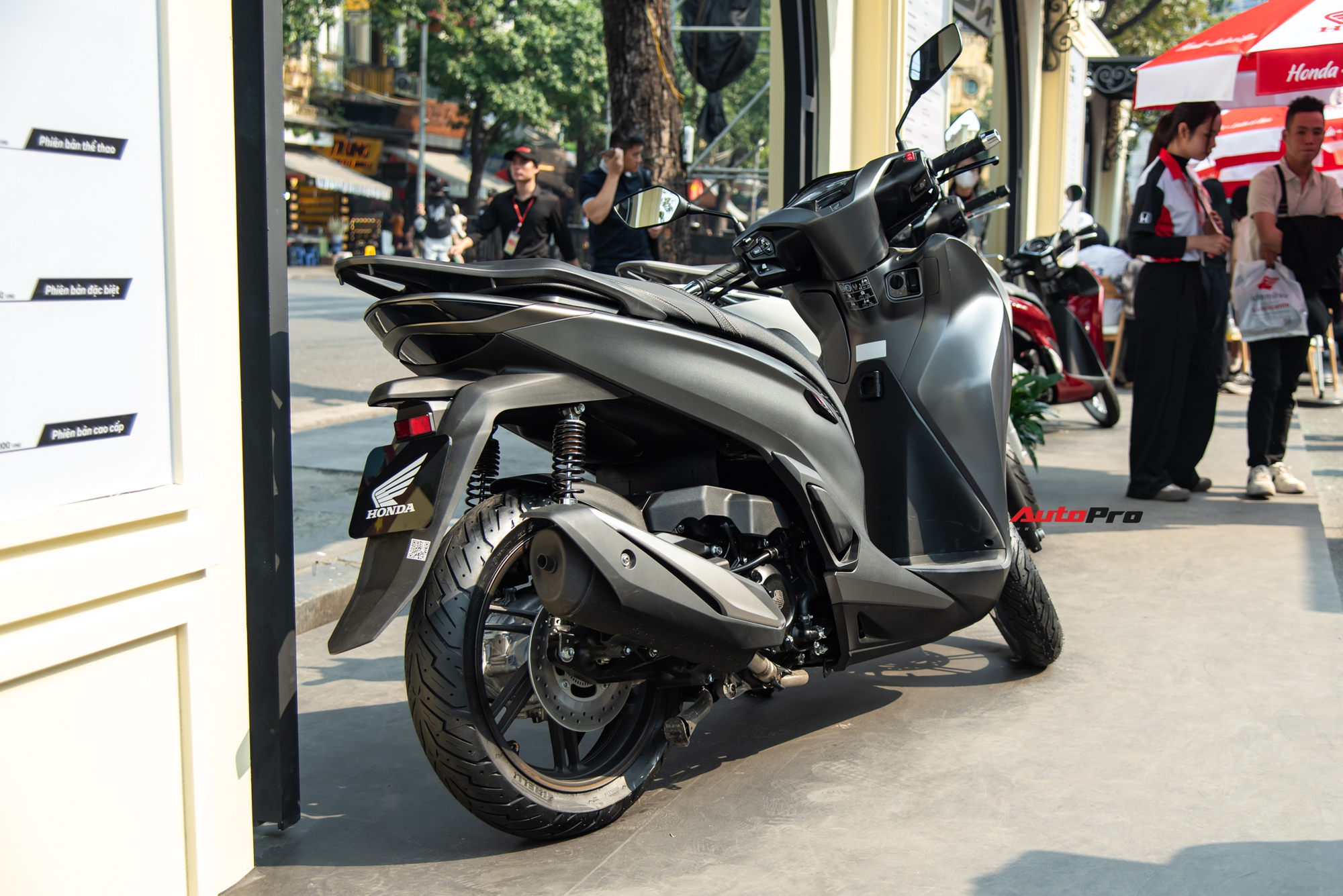 Ảnh thực tế Honda SH 350i 2025 giá gần 153 triệu đồng: Thiết kế tinh chỉnh, thêm tiện ích mà nhiều người thích- Ảnh 17. Ảnh thực tế Honda SH 350i 2025 giá gần 153 triệu đồng: Thiết kế tinh chỉnh, thêm tiện ích mà nhiều người thích- Ảnh 17.