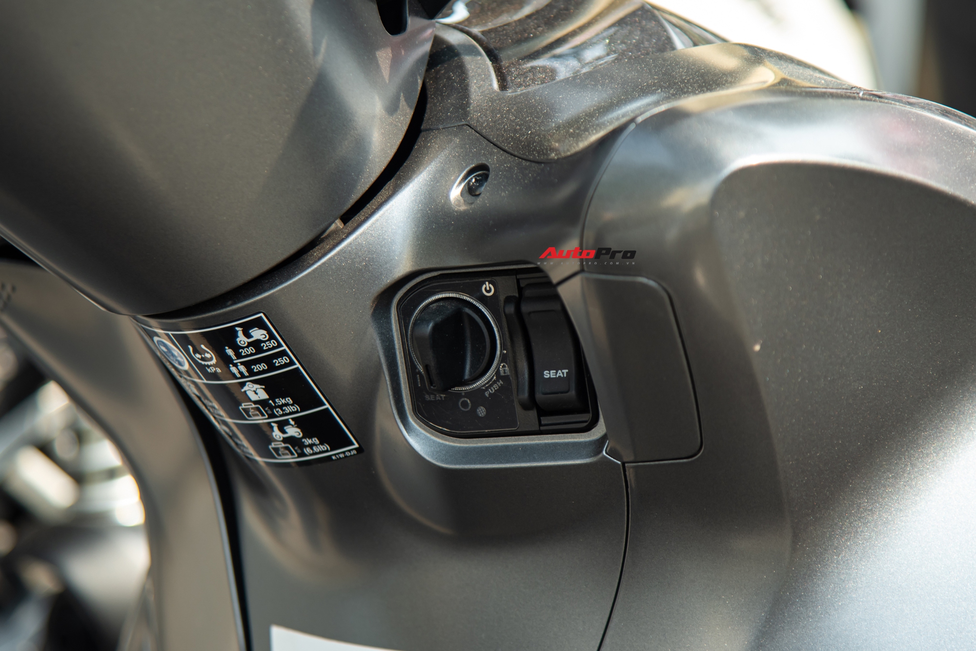 Ảnh thực tế Honda SH 350i 2025 gi&aacute; gần 153 triệu đồng: Thiết kế tinh chỉnh, th&ecirc;m tiện &iacute;ch m&agrave; nhiều người th&iacute;ch- Ảnh 12.