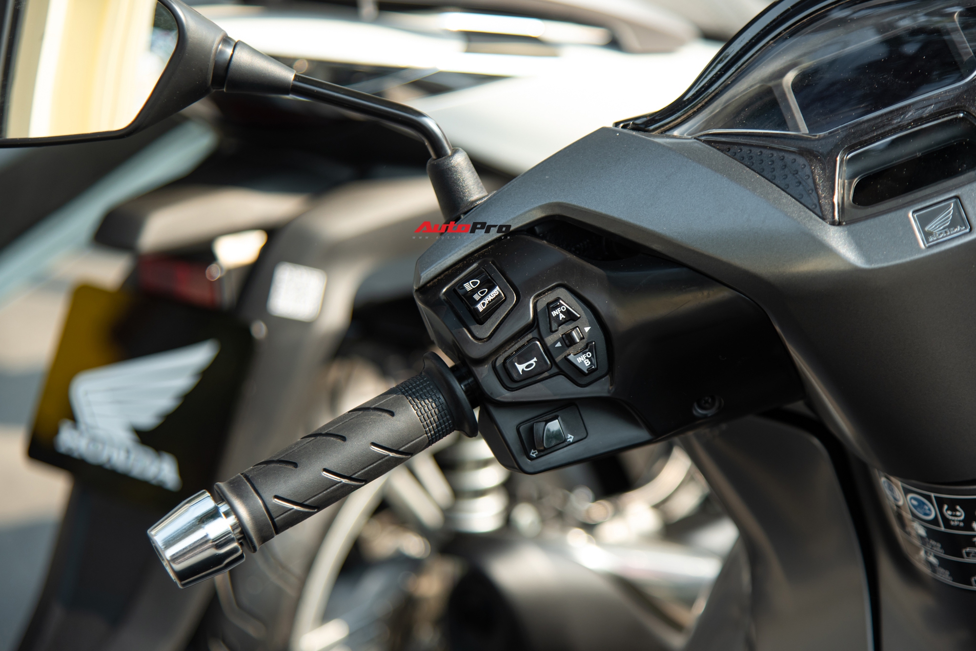 Ảnh thực tế Honda SH 350i 2025 giá gần 153 triệu đồng: Thiết kế tinh chỉnh, thêm tiện ích mà nhiều người thích- Ảnh 10. Ảnh thực tế Honda SH 350i 2025 giá gần 153 triệu đồng: Thiết kế tinh chỉnh, thêm tiện ích mà nhiều người thích- Ảnh 10.