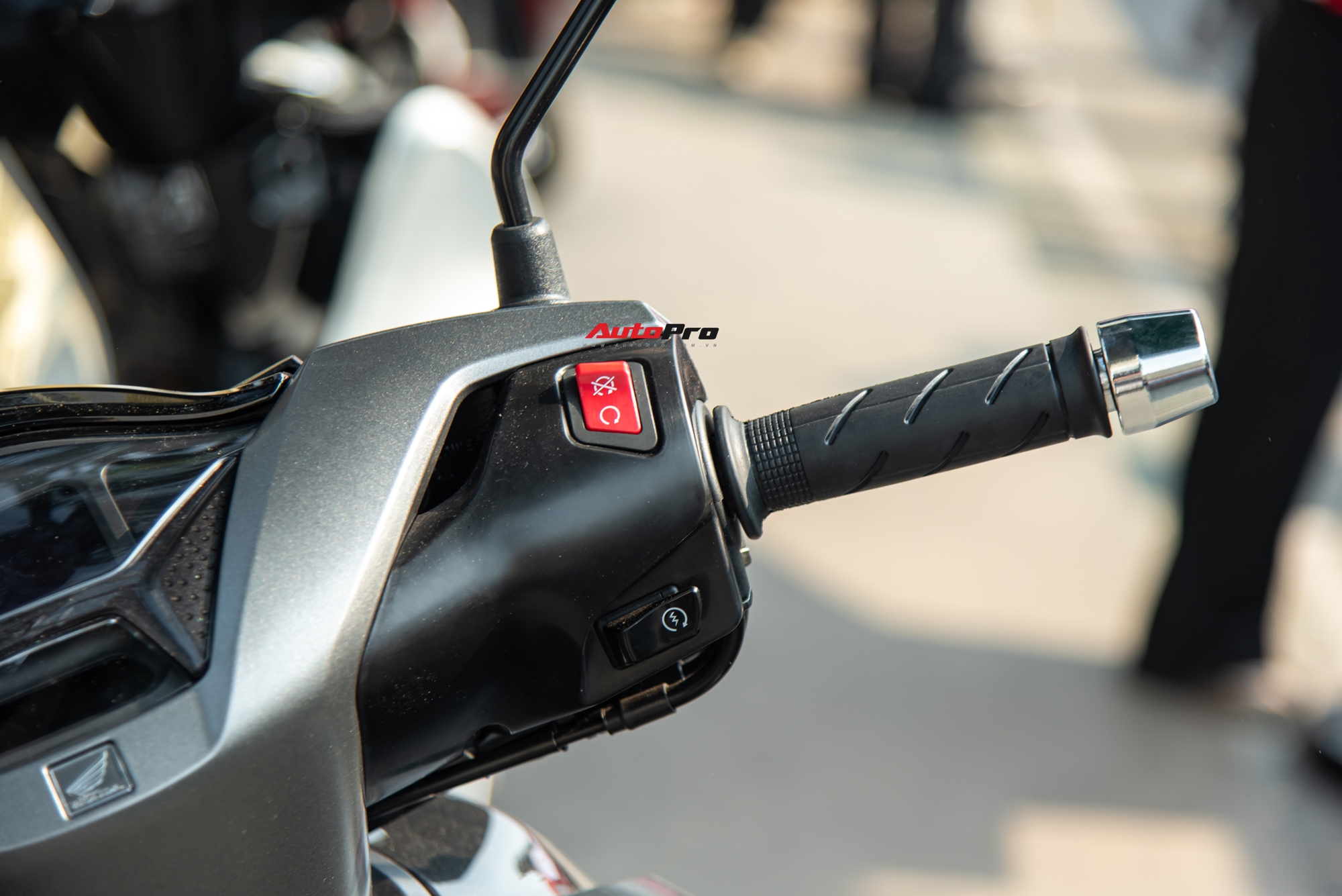 Ảnh thực tế Honda SH 350i 2025 giá gần 153 triệu đồng: Thiết kế tinh chỉnh, thêm tiện ích mà nhiều người thích- Ảnh 11. Ảnh thực tế Honda SH 350i 2025 giá gần 153 triệu đồng: Thiết kế tinh chỉnh, thêm tiện ích mà nhiều người thích- Ảnh 11.