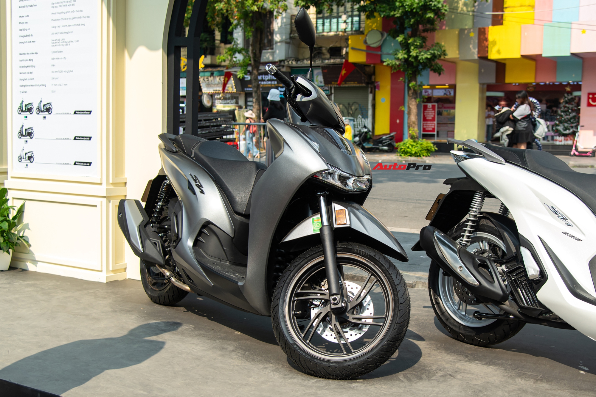 Ảnh thực tế Honda SH 350i 2025 giá gần 153 triệu đồng: Thiết kế tinh chỉnh, thêm tiện ích mà nhiều người thích- Ảnh 16. Ảnh thực tế Honda SH 350i 2025 giá gần 153 triệu đồng: Thiết kế tinh chỉnh, thêm tiện ích mà nhiều người thích- Ảnh 16.