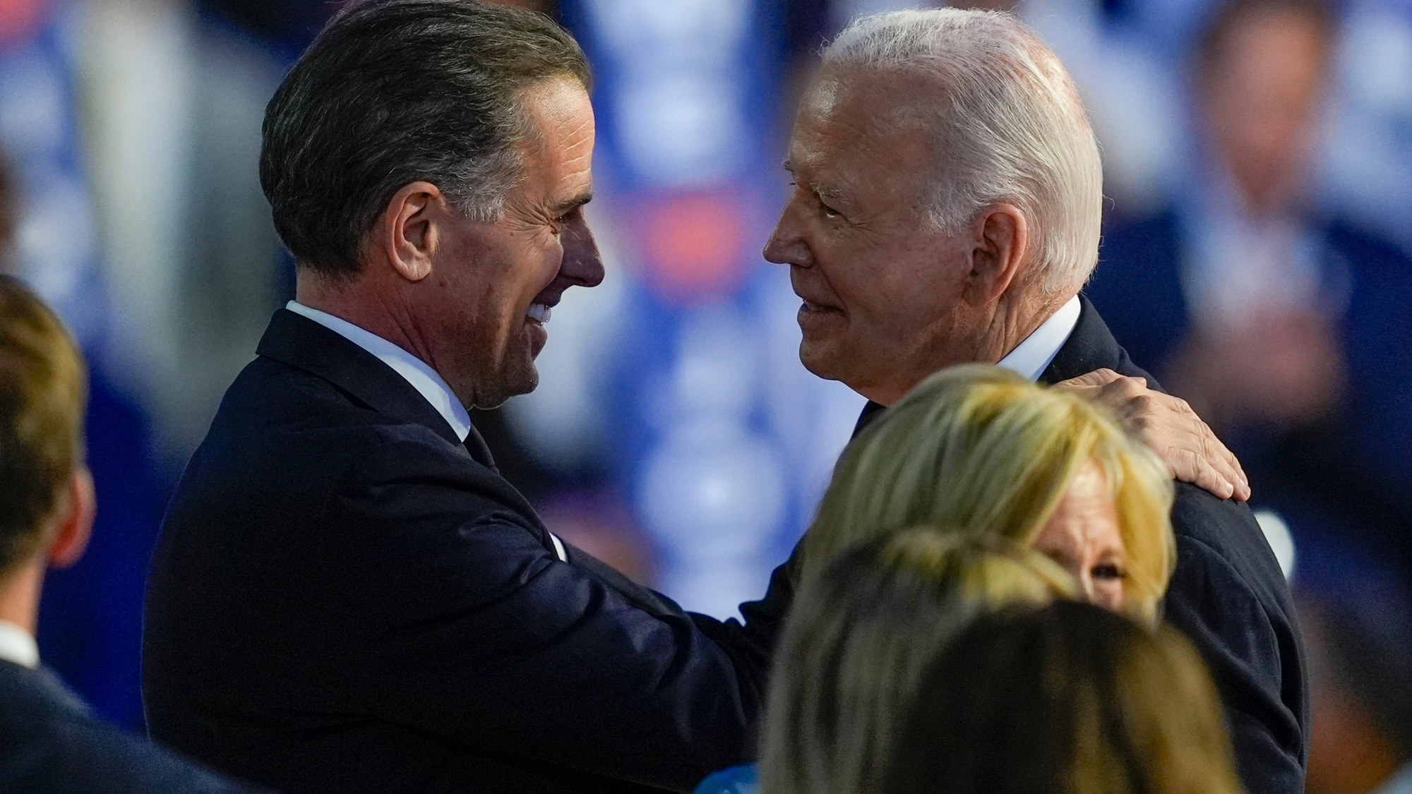 Tổng thống Joe Biden ân xá cho con trai Hunter Biden - Ảnh 1.