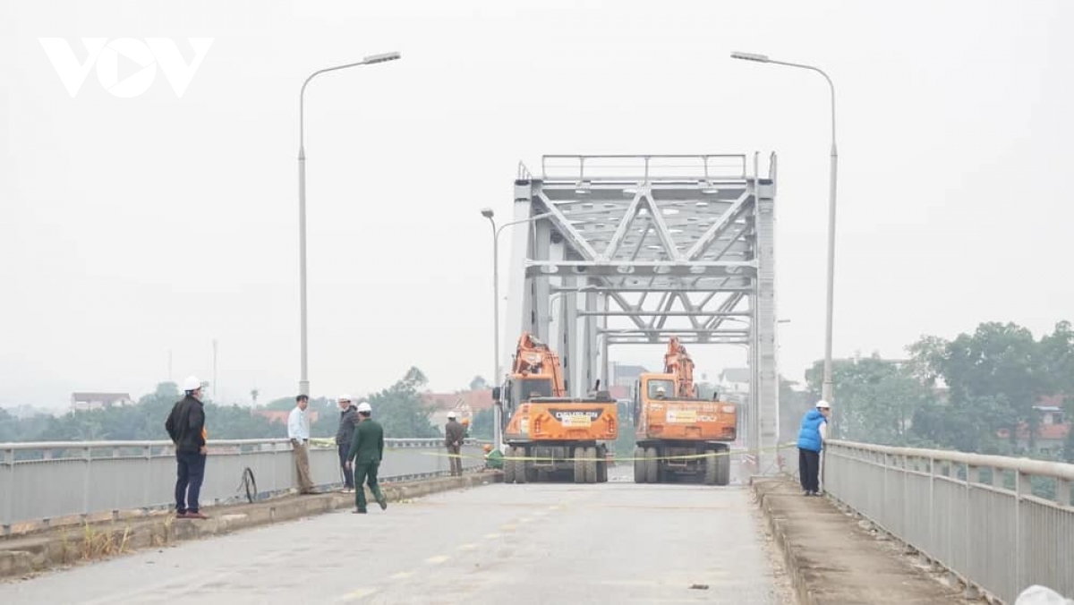 Phá dỡ cầu Phong Châu: Tiến độ và công nghệ hiện đại - Ảnh 2.