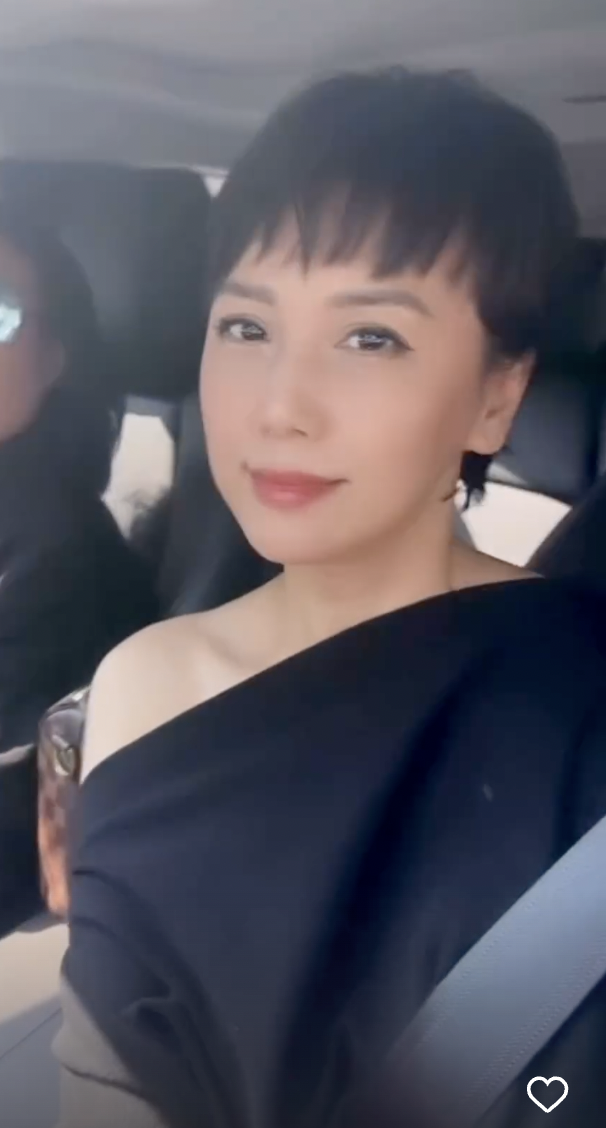 Mẹ vợ hot nhất làng bóng đá diện áo trễ vai quyến rũ, U50 trẻ đẹp ngỡ ngàng, đọ sắc cùng Doãn Hải My- Ảnh 1. Mẹ vợ hot nhất làng bóng đá diện áo trễ vai quyến rũ, U50 trẻ đẹp ngỡ ngàng, đọ sắc cùng Doãn Hải My- Ảnh 1.