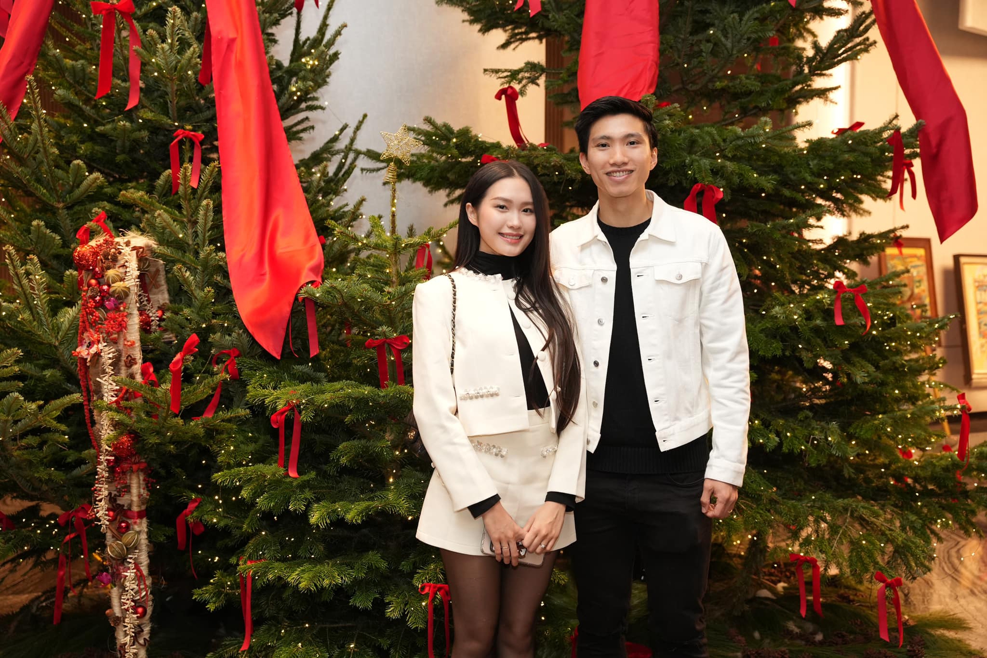 Quan hệ bất ngờ giữa Văn Hậu - Hải My và MC Anh Tuấn - "anh tài" gây sốt MXH khi chơi cello dưới tuyết - Ảnh 2.