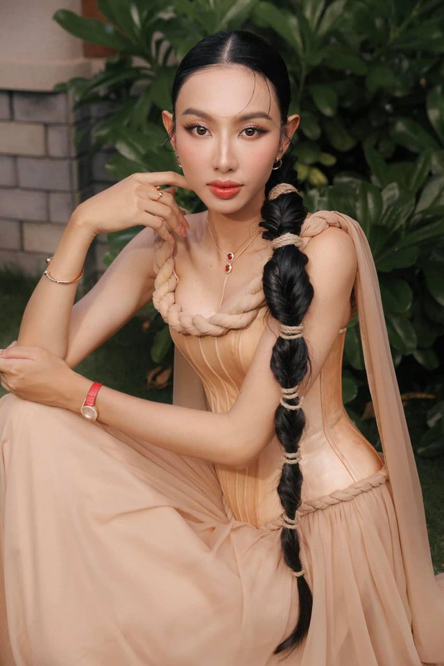Hoa hậu Th&ugrave;y Ti&ecirc;n hốt hoảng giật m&igrave;nh ngay giữa sự kiện, zoom cận khoảnh khắc trước đ&oacute; mới bất ngờ - Ảnh 3.