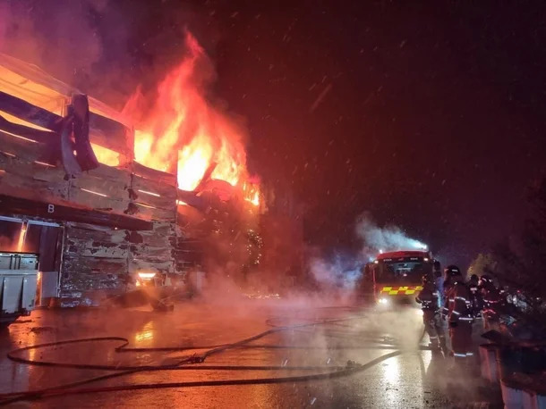 Sốc: Hỏa hoạn thiêu rụi nơi tài tử Nam Joo Hyuk đang quay phim- Ảnh 1. Sốc: Hỏa hoạn thiêu rụi nơi tài tử Nam Joo Hyuk đang quay phim- Ảnh 1.