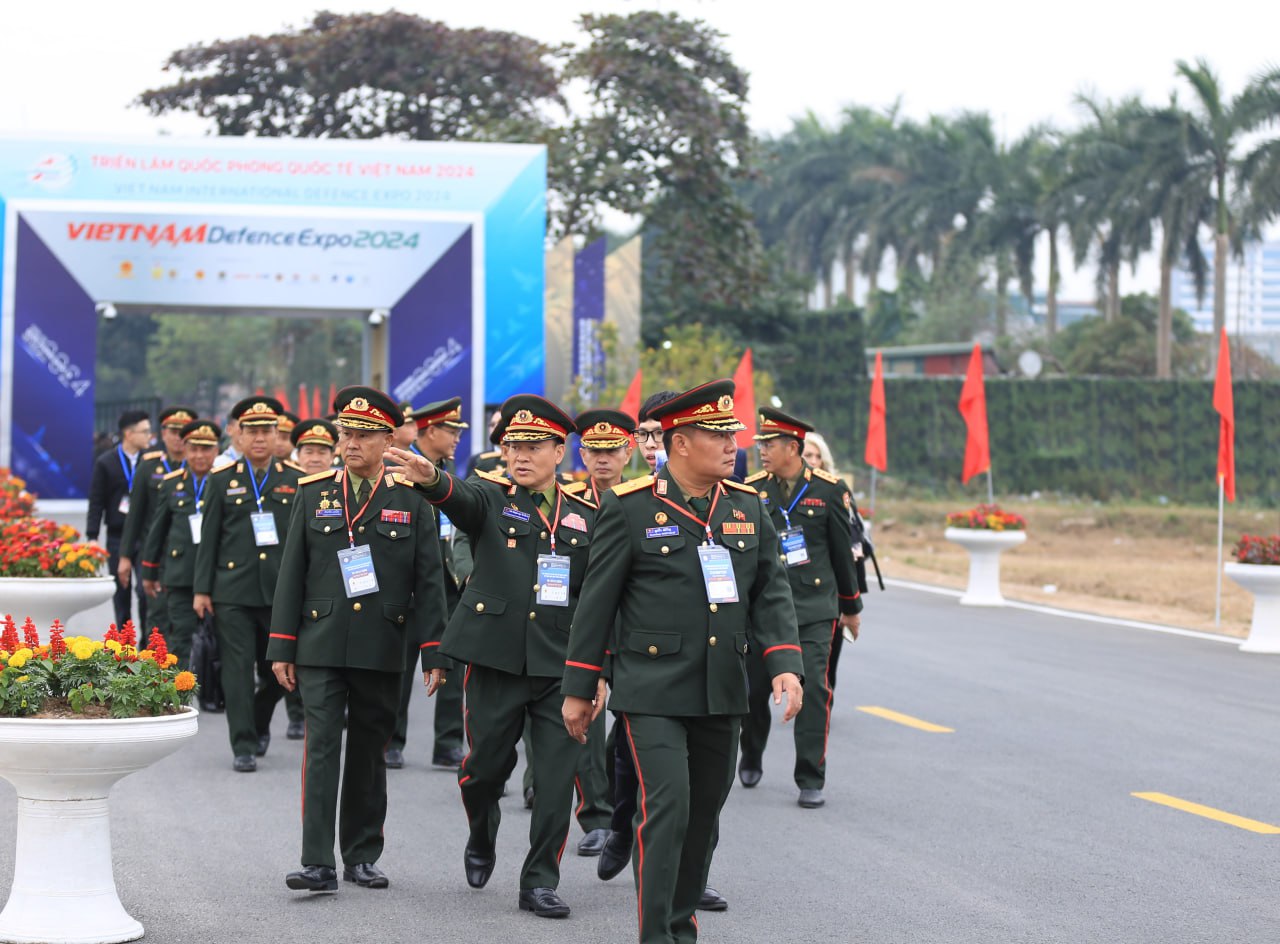 Hàng nghìn người dân Hà Nội xếp hàng chật kín từ sáng sớm chờ đợi tham quan Triển lãm Quốc phòng quốc tế Việt Nam 2024- Ảnh 2.