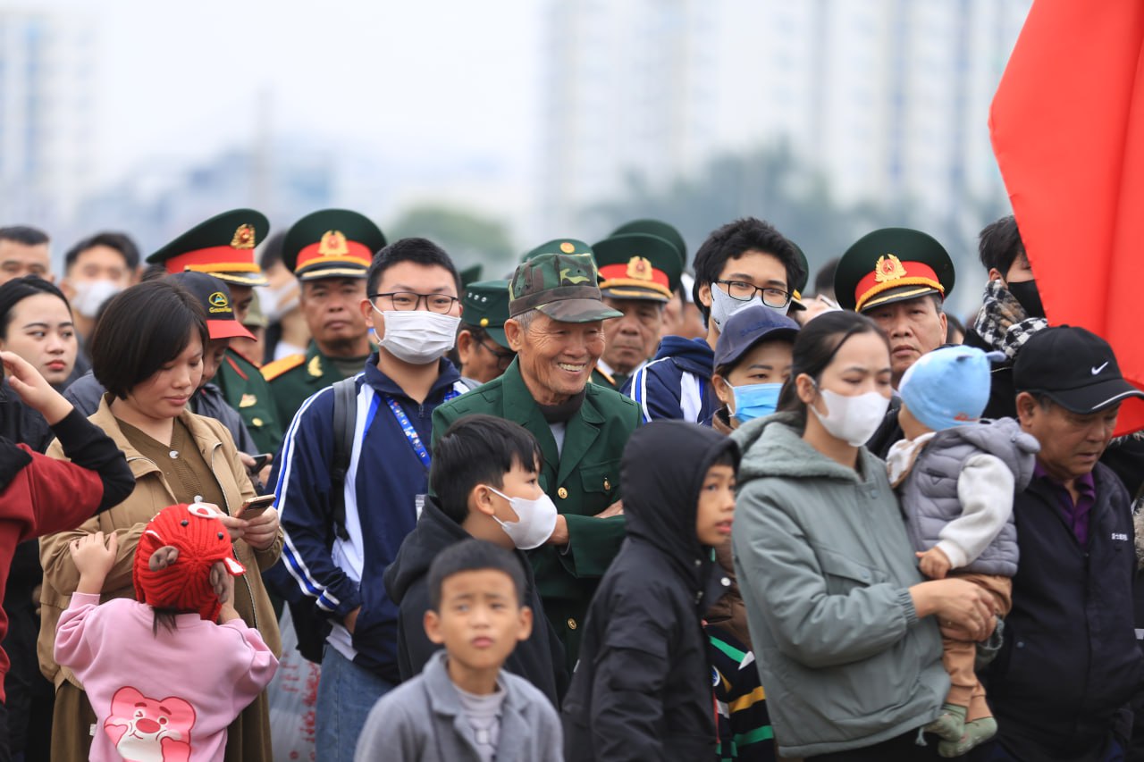 Hàng nghìn người dân Hà Nội xếp hàng chật kín từ sáng sớm chờ đợi tham quan Triển lãm Quốc phòng quốc tế Việt Nam 2024- Ảnh 8.