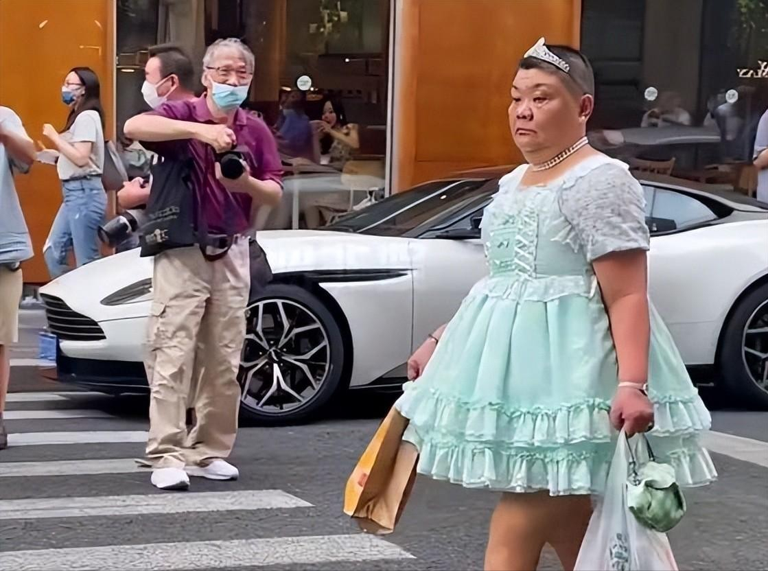 Chuyện cảm động về "nàng công chúa" 50 tuổi mặc váy mỗi ngày: Bị chê cười nhưng vẫn không ngại sống thật với chính mình - Ảnh 6. Chuyện cảm động về "nàng công chúa" 50 tuổi mặc váy mỗi ngày: Bị chê cười nhưng vẫn không ngại sống thật với chính mình - Ảnh 6.