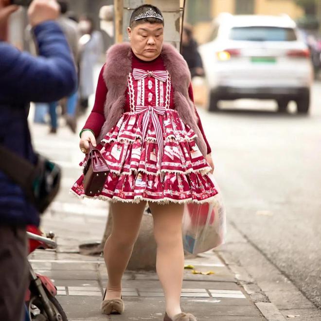 Chuyện cảm động về "nàng công chúa" 50 tuổi mặc váy mỗi ngày: Bị chê cười nhưng vẫn không ngại sống thật với chính mình - Ảnh 4. Chuyện cảm động về "nàng công chúa" 50 tuổi mặc váy mỗi ngày: Bị chê cười nhưng vẫn không ngại sống thật với chính mình - Ảnh 4.