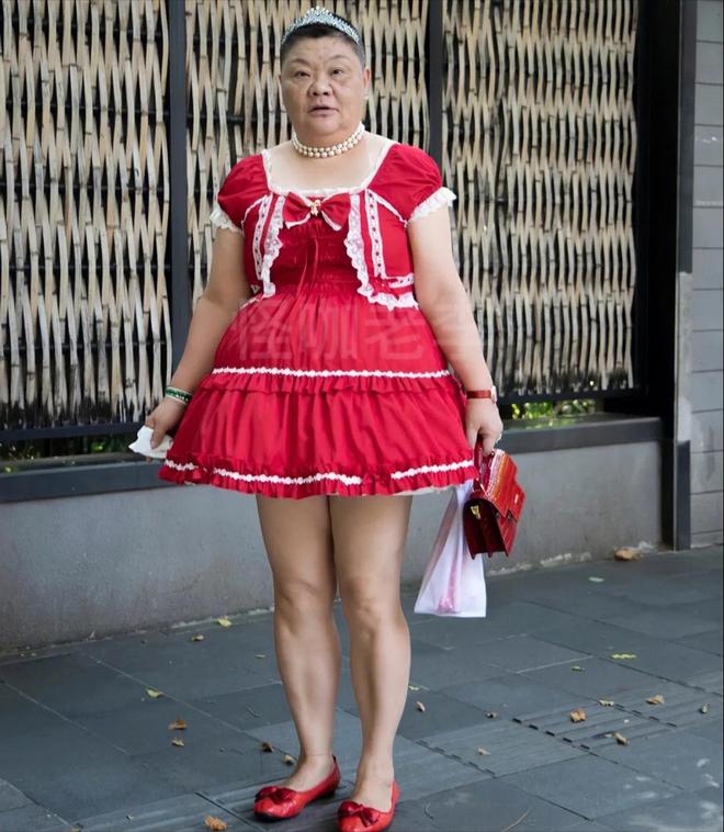 Chuyện cảm động về "nàng công chúa" 50 tuổi mặc váy mỗi ngày: Bị chê cười nhưng vẫn không ngại sống thật với chính mình - Ảnh 7. Chuyện cảm động về "nàng công chúa" 50 tuổi mặc váy mỗi ngày: Bị chê cười nhưng vẫn không ngại sống thật với chính mình - Ảnh 7.