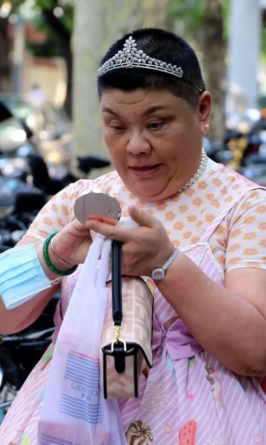 Chuyện cảm động về "nàng công chúa" 50 tuổi mặc váy mỗi ngày: Bị chê cười nhưng vẫn không ngại sống thật với chính mình - Ảnh 2. Chuyện cảm động về "nàng công chúa" 50 tuổi mặc váy mỗi ngày: Bị chê cười nhưng vẫn không ngại sống thật với chính mình - Ảnh 2.