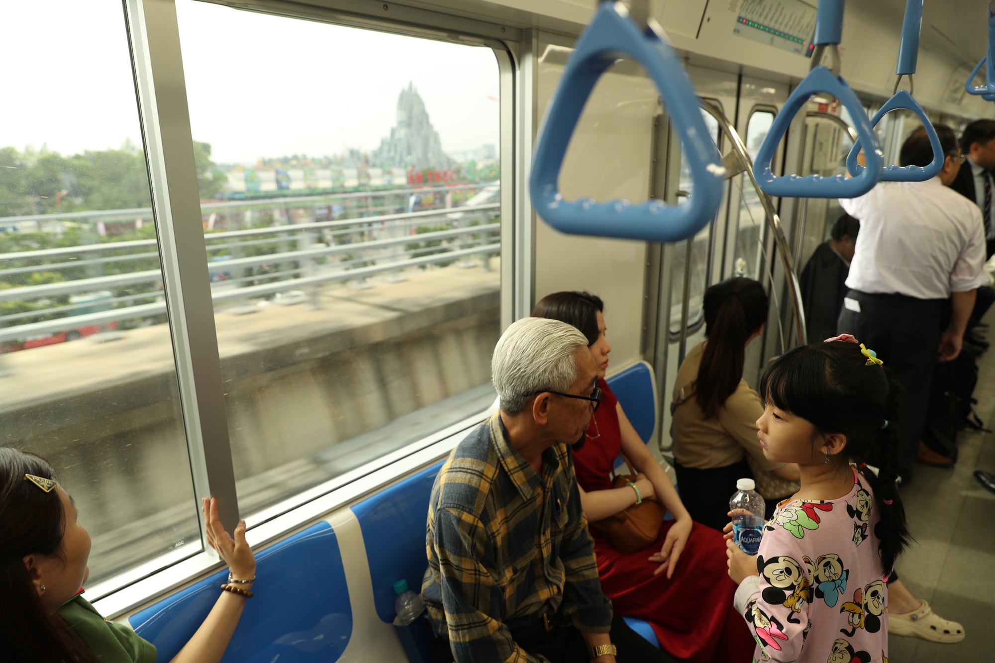 Người dân TP Hồ Chí Minh nô nức xếp hàng, trải nghiệm Metro số 1 - Ảnh 9.