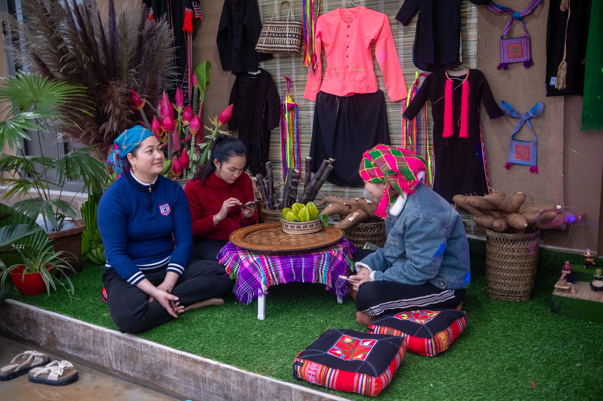 Đêm ở Làng Nủ trước ngày khánh thành khu tái định cư: "Gần như nhà nào ông trời cũng để lại một người còn sống đấy chú à..."- Ảnh 4.