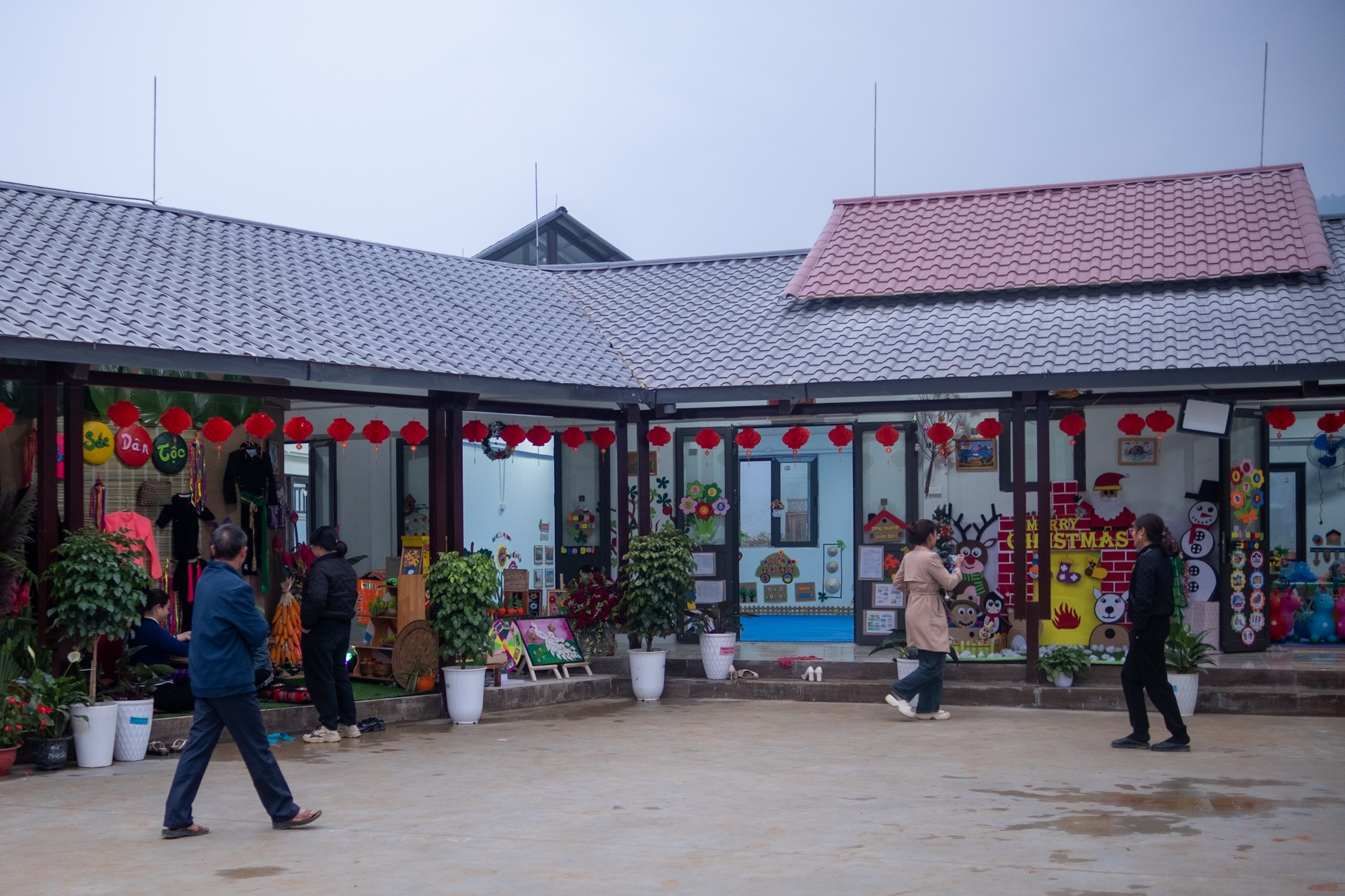 Đêm ở Làng Nủ trước ngày khánh thành khu tái định cư: "Gần như nhà nào ông trời cũng để lại một người còn sống đấy chú à..."- Ảnh 6.