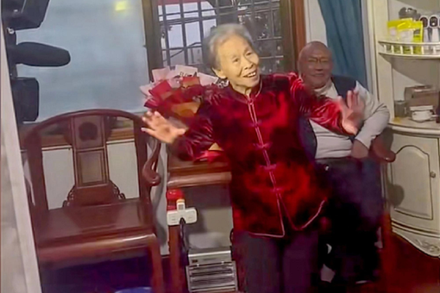 Cụ &ocirc;ng 86 tuổi kết h&ocirc;n với mối t&igrave;nh đầu, 