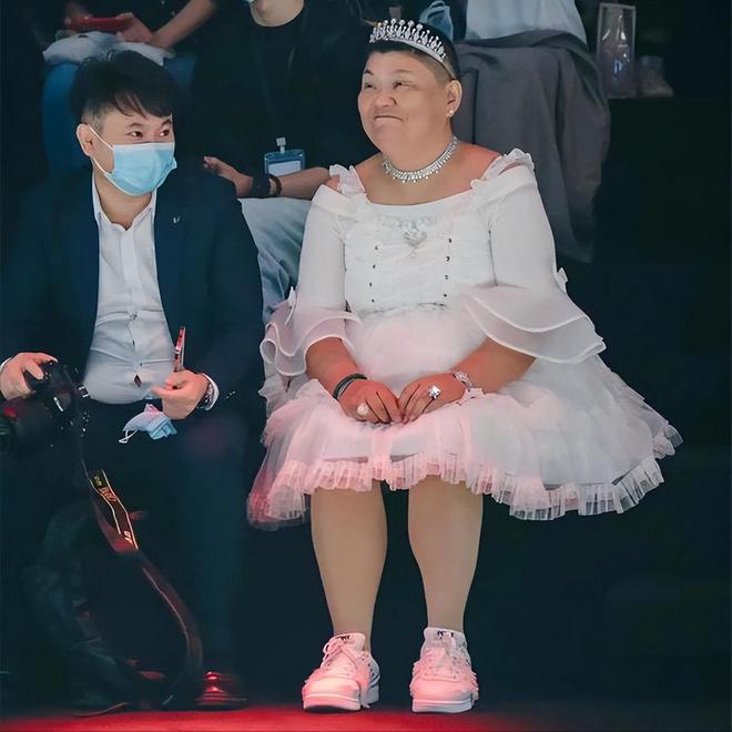 Chuyện cảm động về "nàng công chúa" 50 tuổi mặc váy mỗi ngày: Bị chê cười nhưng vẫn không ngại sống thật với chính mình - Ảnh 5. Chuyện cảm động về "nàng công chúa" 50 tuổi mặc váy mỗi ngày: Bị chê cười nhưng vẫn không ngại sống thật với chính mình - Ảnh 5.