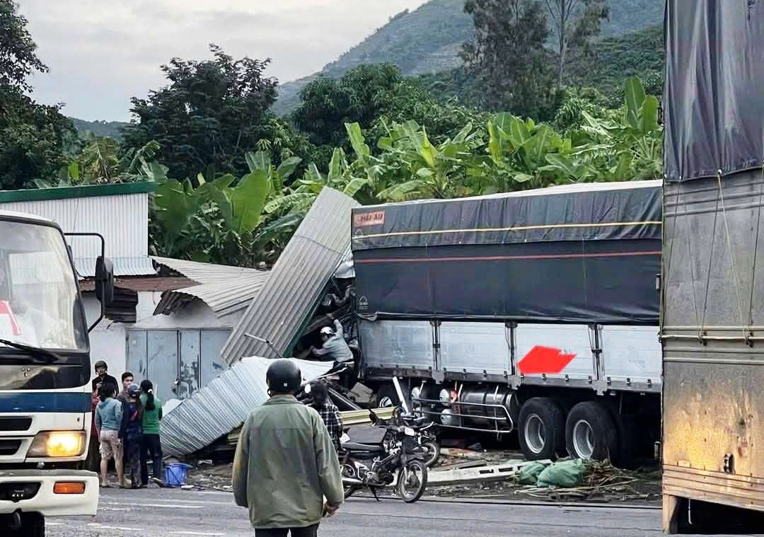 Hiện trường tai nạn liên hoàn nghiêm trọng, ô tô lao vào nhà dân ở Khánh Hoà - Ảnh 4.