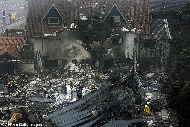 Hiện trường vụ rơi m&aacute;y bay thương t&acirc;m tại Brazil khiến nhiều người thiệt mạng - Ảnh 1.