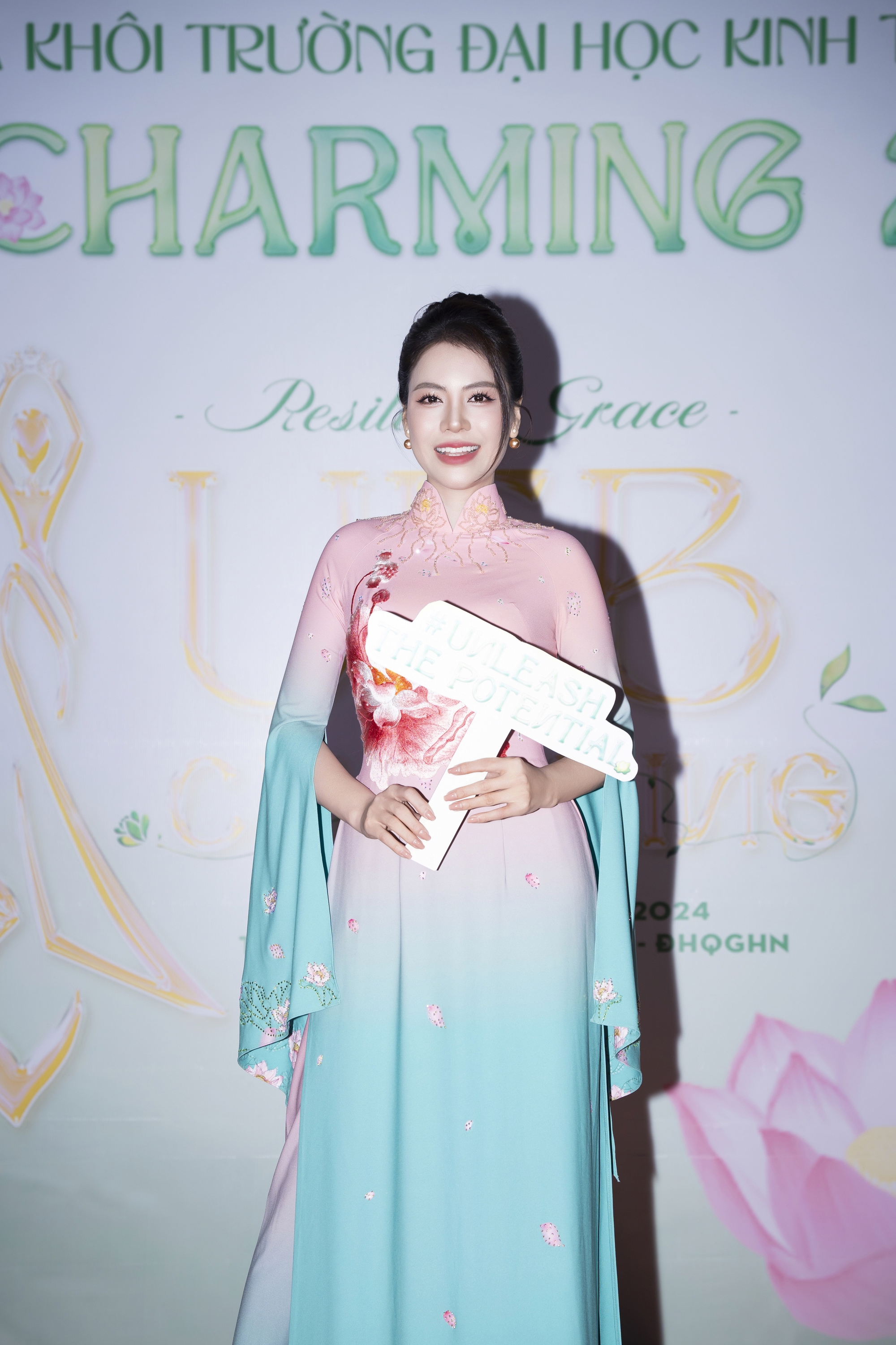 NSND Lan Hương, NTK Thoa Trần ngồi "ghế nóng"- Ảnh 4.