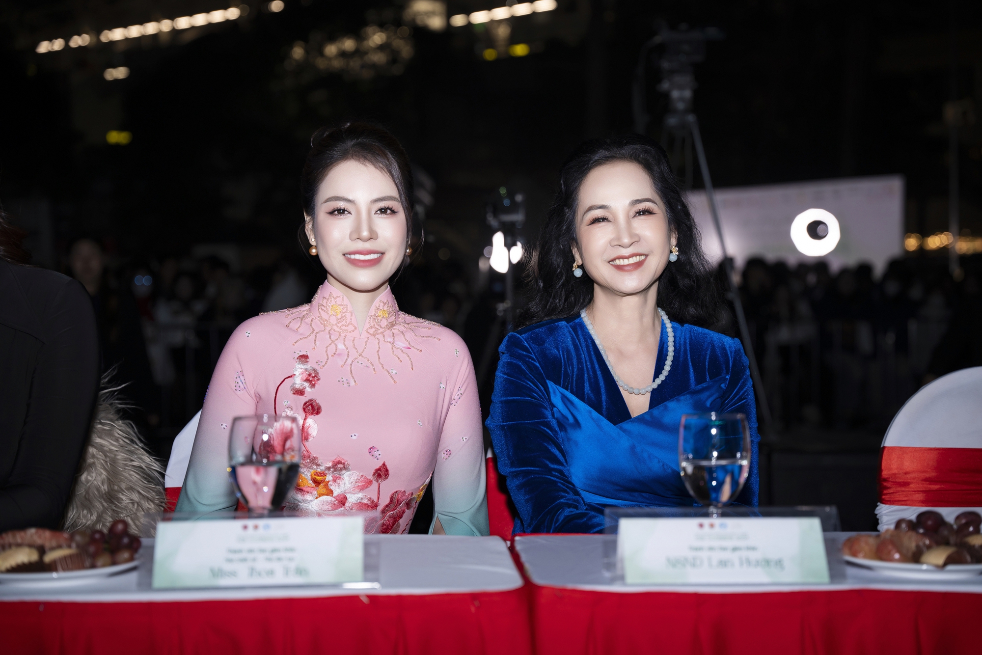 NSND Lan Hương, NTK Thoa Trần ngồi "ghế nóng"- Ảnh 1.