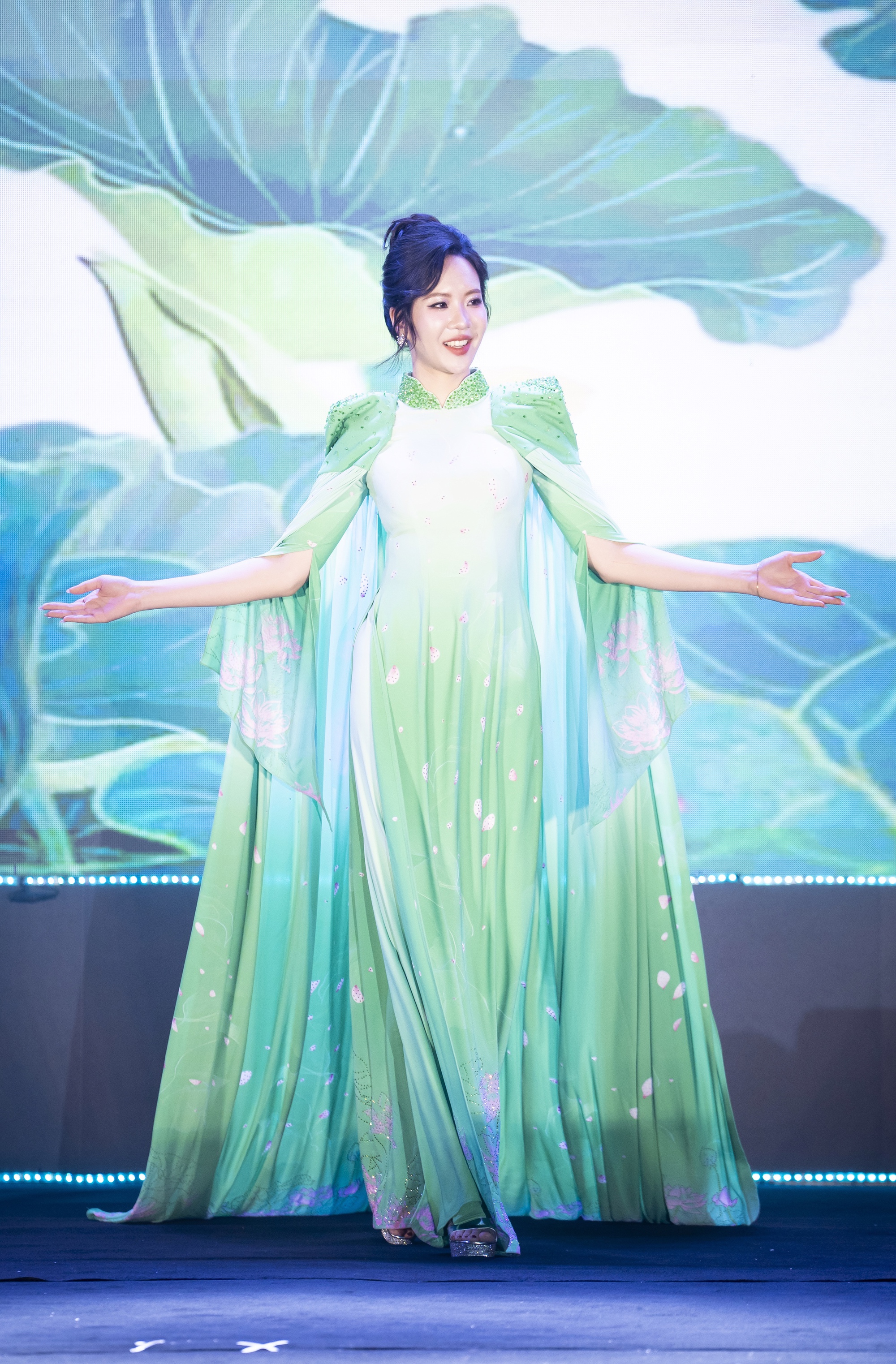 NSND Lan Hương, NTK Thoa Trần ngồi "ghế nóng"- Ảnh 5.