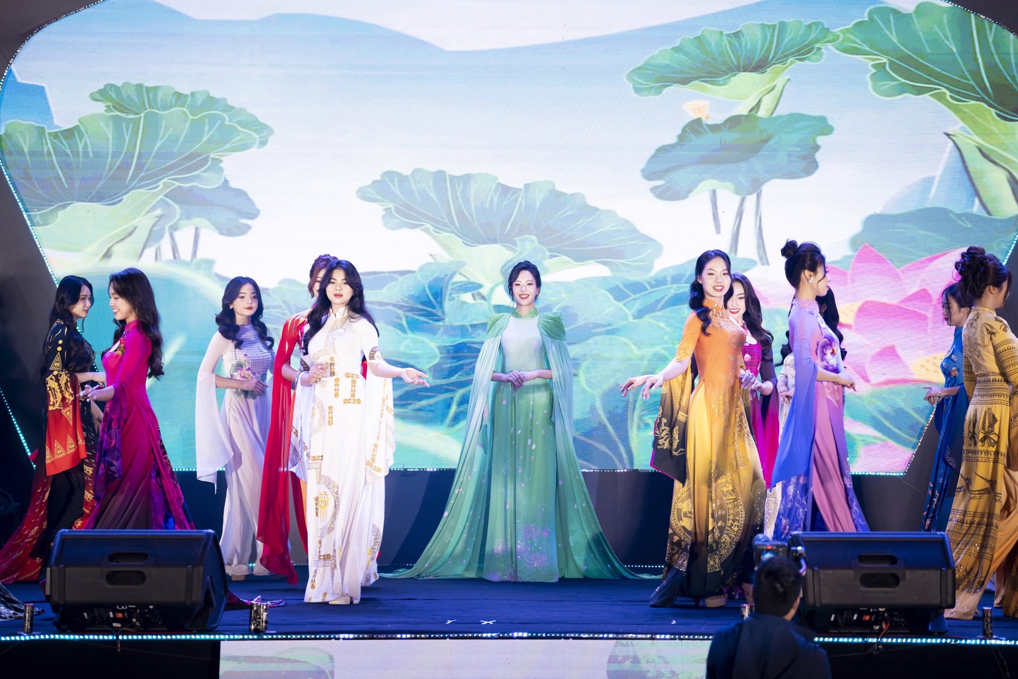 NSND Lan Hương, NTK Thoa Trần ngồi "ghế nóng"- Ảnh 8.