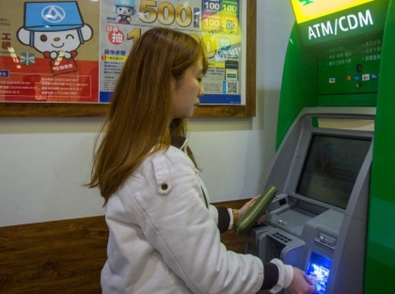 Người phụ nữ suýt mất tiền tại ATM vì quên xác nhận giao dịch - Ảnh 1.