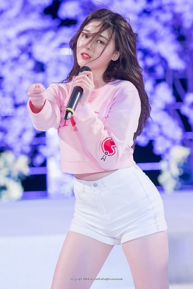 1 sao nữ bị quay lén dưới váy ở nơi công cộng, phản ứng gây bão MXH- Ảnh 5. 1 sao nữ bị quay lén dưới váy ở nơi công cộng, phản ứng gây bão MXH- Ảnh 5.