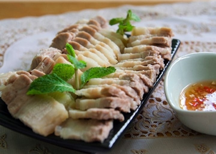 Mẹo luộc thịt lợn trắng hồng không bị hôi - Ảnh 2.