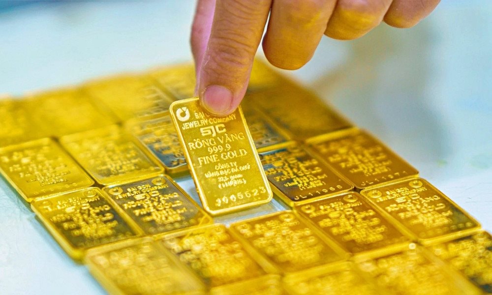 Vỡ mộng làm giàu, người mua vàng lỗ nặng sau 1 tuần chao đảo: Giá vàng tăng là viễn cảnh cuối 2025? - Ảnh 1.