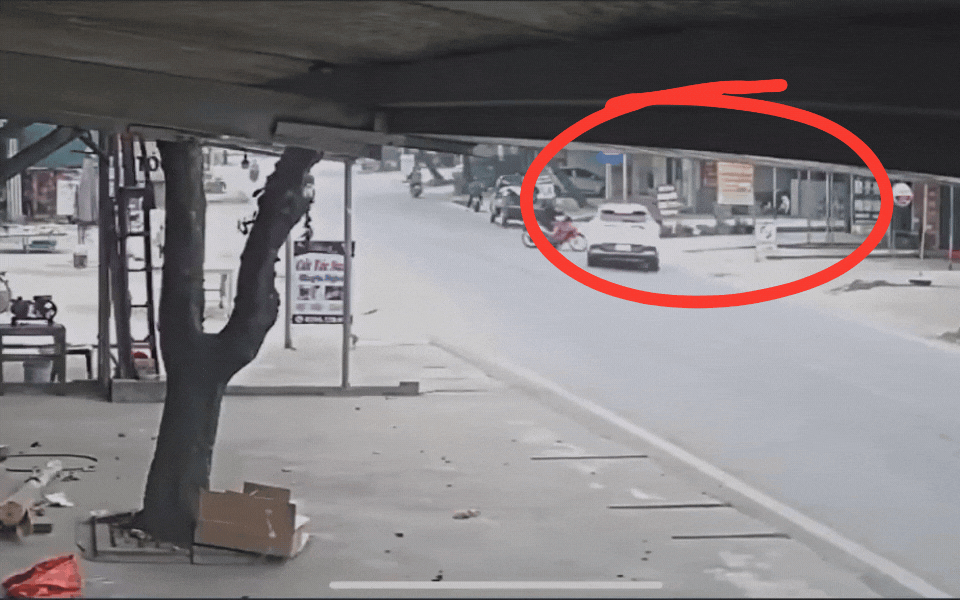 Vụ ô tô lao vào nhà dân đâm bé 17 tháng tử vong: Công an triệu tập cả người đi xe máy - Ảnh 2.