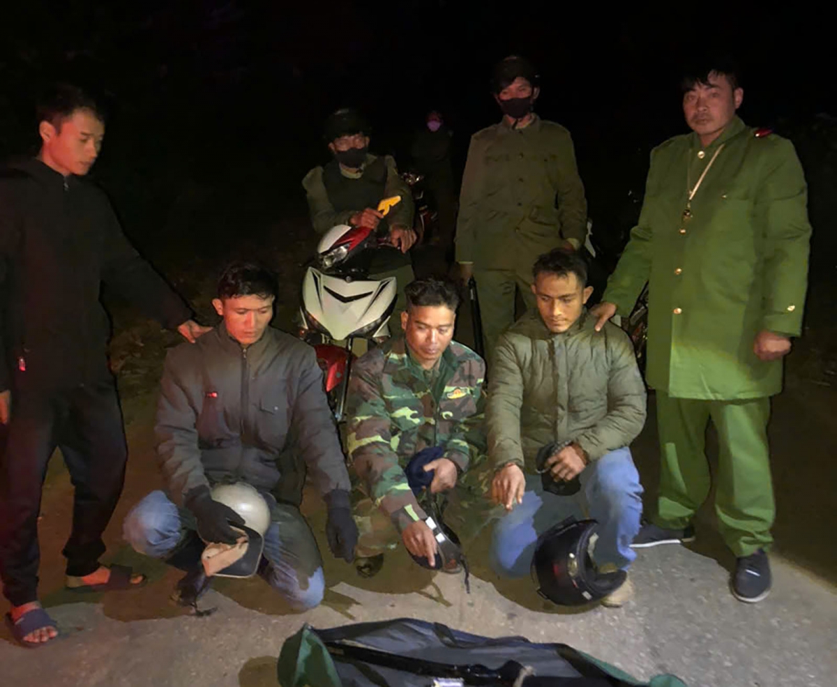 Tạm giữ 3 người vận chuyển súng đạn ở Kon Tum gây xôn xao dư luận - Ảnh 1.