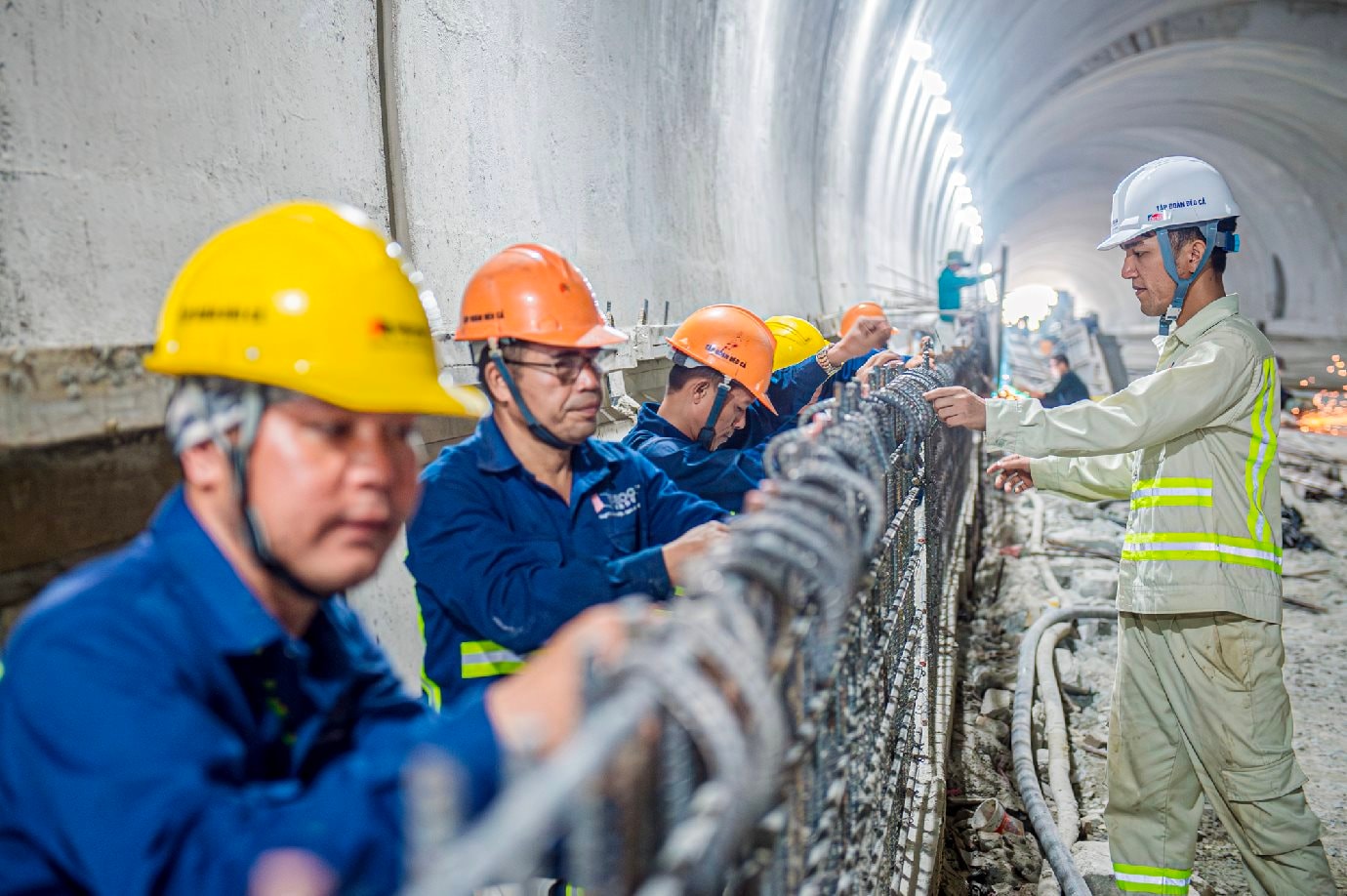 “Vượt nắng, thắng mưa, làm xuyên lễ” cao tốc 6 tỷ USD, “chỉ bàn làm, không bàn lùi” siêu dự án 67 tỷ USD, Việt Nam quyết tăng trưởng GDP trên 10%- Ảnh 3.