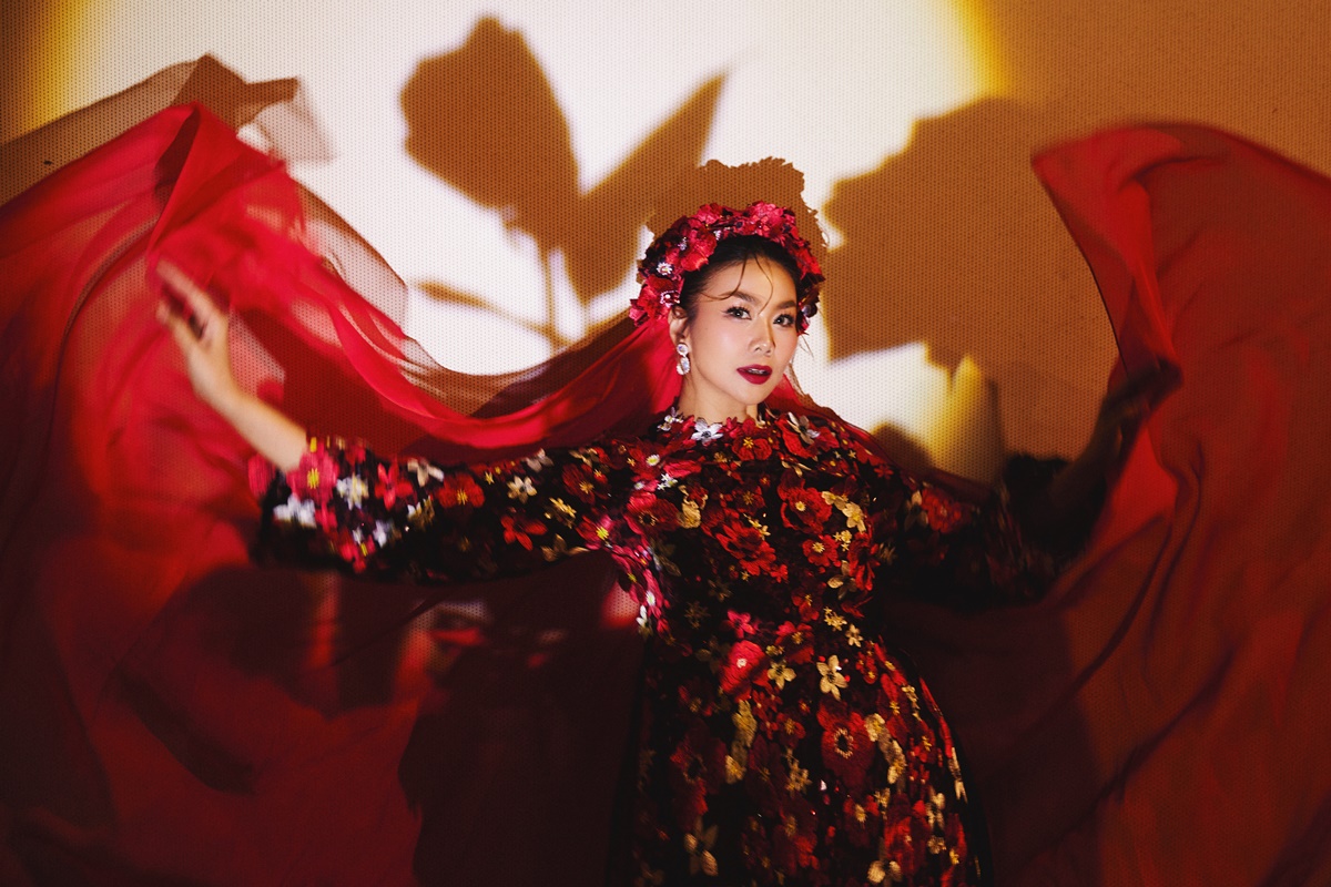 Thanh Hằng c&ugrave;ng d&agrave;n mỹ nh&acirc;n tr&igrave;nh diễn &aacute;o d&agrave;i dưới thời tiết 15 độ C- Ảnh 2.