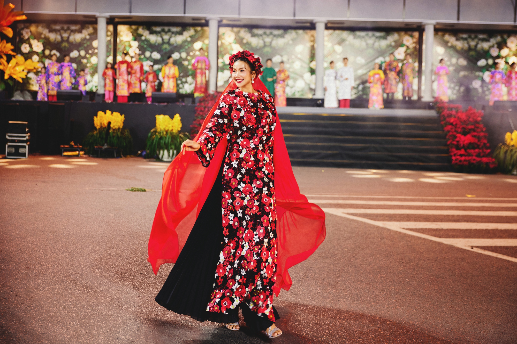 Thanh Hằng c&ugrave;ng d&agrave;n mỹ nh&acirc;n tr&igrave;nh diễn &aacute;o d&agrave;i dưới thời tiết 15 độ C- Ảnh 1.