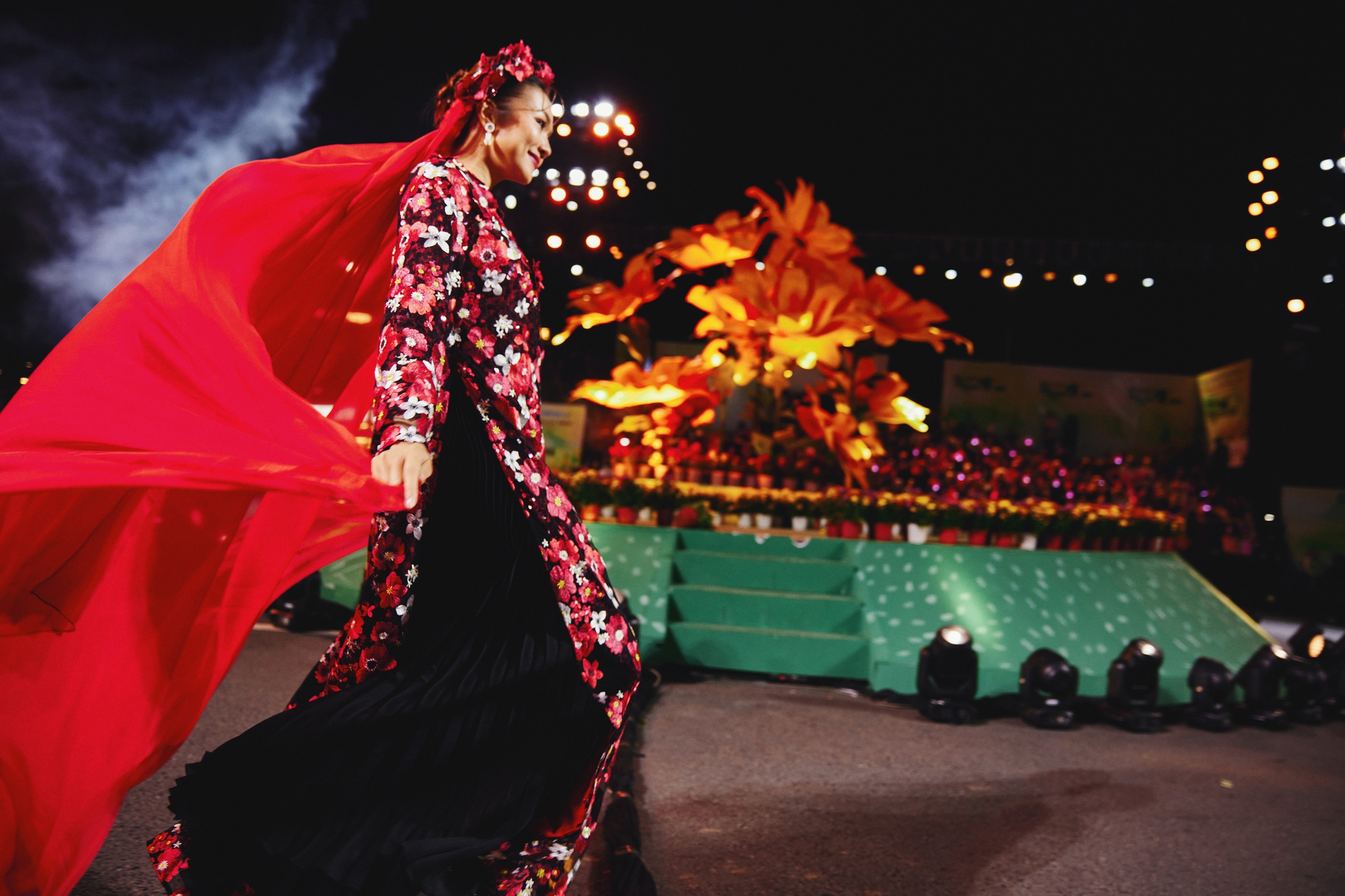 Thanh Hằng c&ugrave;ng d&agrave;n mỹ nh&acirc;n tr&igrave;nh diễn &aacute;o d&agrave;i dưới thời tiết 15 độ C- Ảnh 3.