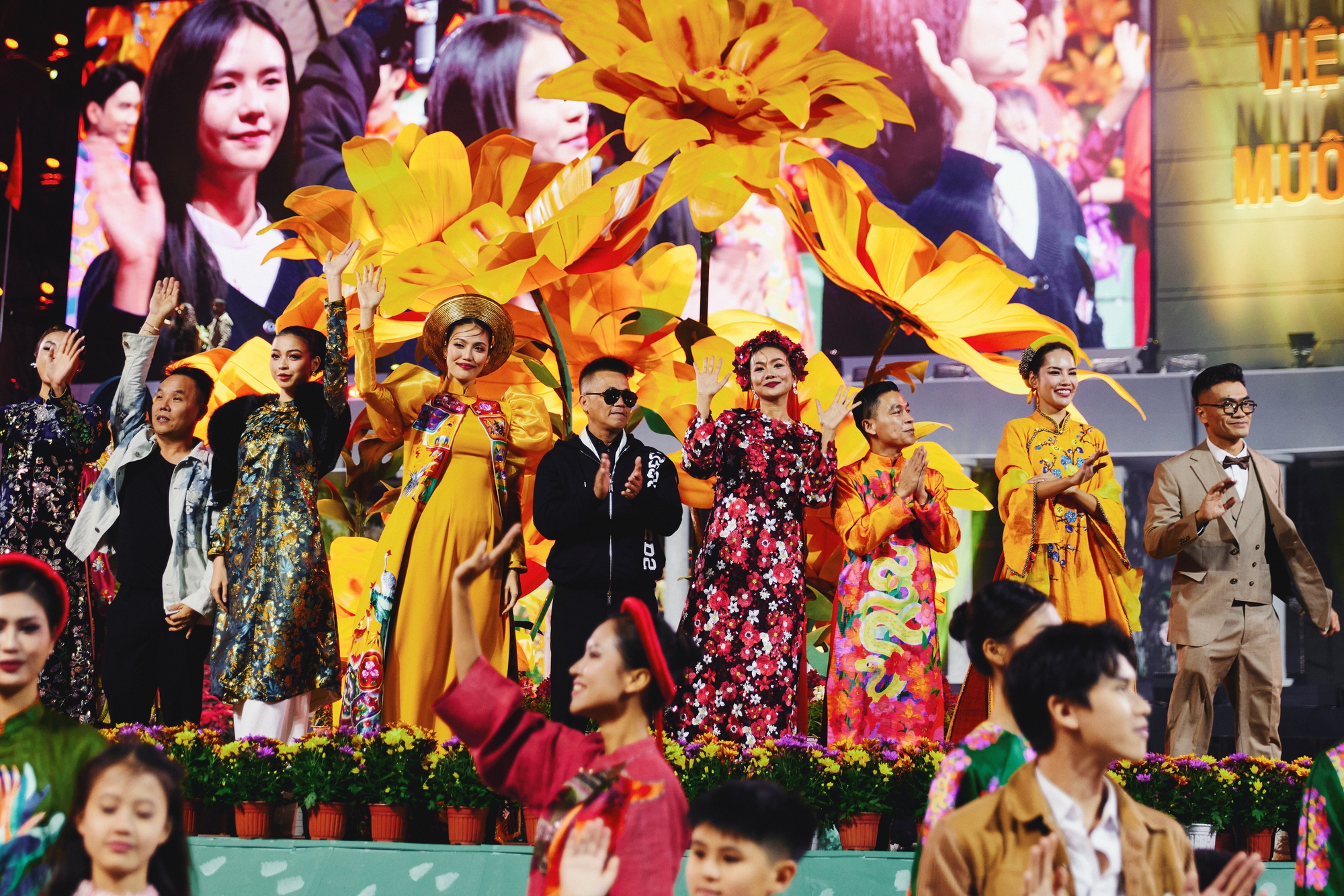 Thanh Hằng c&ugrave;ng d&agrave;n mỹ nh&acirc;n tr&igrave;nh diễn &aacute;o d&agrave;i dưới thời tiết 15 độ C- Ảnh 4.