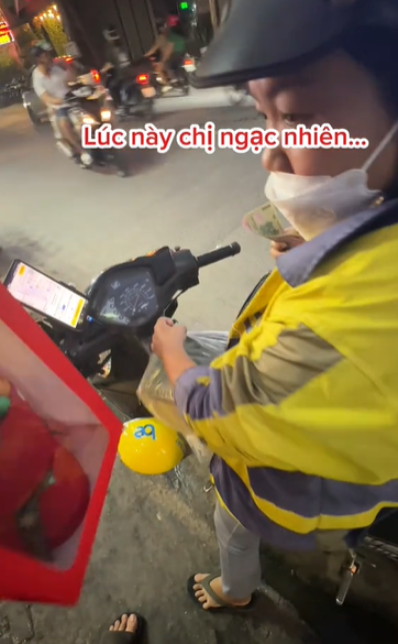 Chủ cửa hàng đưa nữ shipper một thứ mà khiến mắt chị nhòe đi, chứng kiến cuộc điện thoại sau đó càng thêm cảm động- Ảnh 1. Chủ cửa hàng đưa nữ shipper một thứ mà khiến mắt chị nhòe đi, chứng kiến cuộc điện thoại sau đó càng thêm cảm động- Ảnh 1.