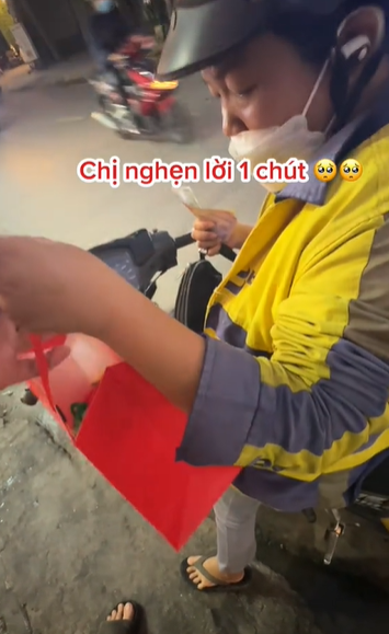 Chủ cửa hàng đưa nữ shipper một thứ mà khiến mắt chị nhòe đi, chứng kiến cuộc điện thoại sau đó càng thêm cảm động- Ảnh 2. Chủ cửa hàng đưa nữ shipper một thứ mà khiến mắt chị nhòe đi, chứng kiến cuộc điện thoại sau đó càng thêm cảm động- Ảnh 2.