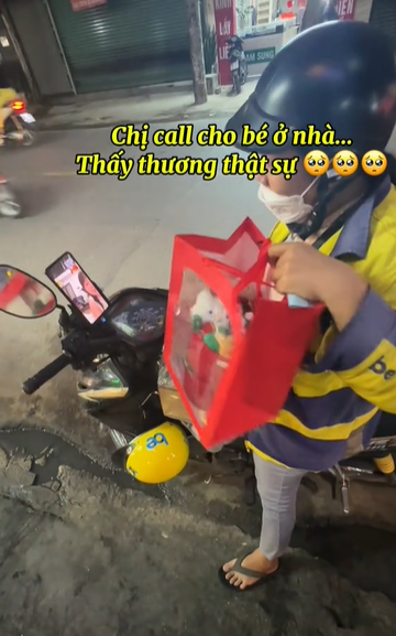 Chủ cửa hàng đưa nữ shipper một thứ mà khiến mắt chị nhòe đi, chứng kiến cuộc điện thoại sau đó càng thêm cảm động- Ảnh 3. Chủ cửa hàng đưa nữ shipper một thứ mà khiến mắt chị nhòe đi, chứng kiến cuộc điện thoại sau đó càng thêm cảm động- Ảnh 3.