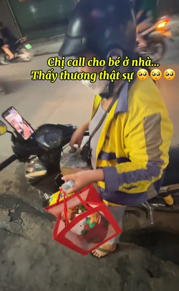 Chủ cửa hàng đưa nữ shipper một thứ mà khiến mắt chị nhòe đi, chứng kiến cuộc điện thoại sau đó càng thêm cảm động- Ảnh 4. Chủ cửa hàng đưa nữ shipper một thứ mà khiến mắt chị nhòe đi, chứng kiến cuộc điện thoại sau đó càng thêm cảm động- Ảnh 4.