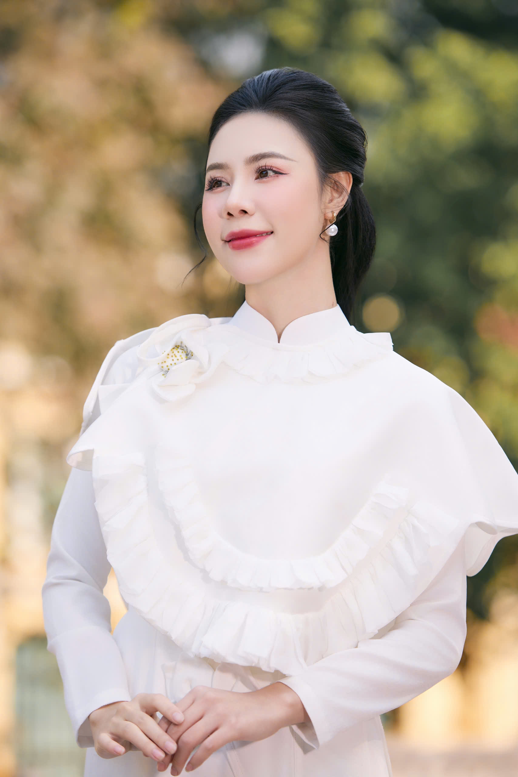 Ca sĩ xinh đẹp Lam Ngọc nói lý do chỉ hát nhạc dân gian thuần Việt- Ảnh 3.