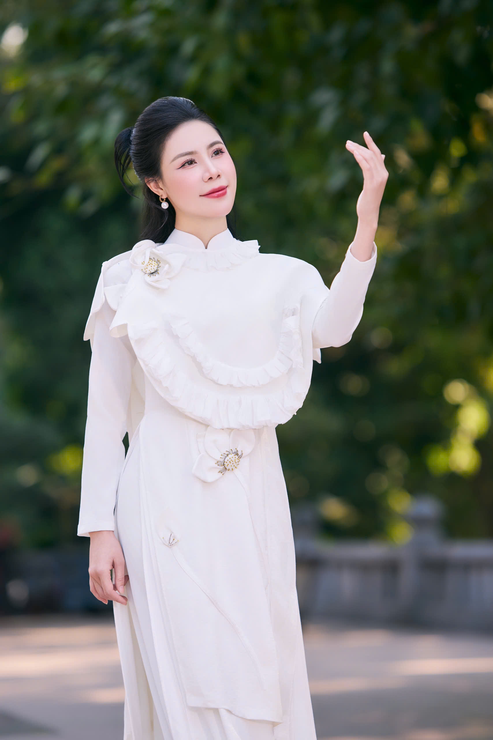 Ca sĩ xinh đẹp Lam Ngọc nói lý do chỉ hát nhạc dân gian thuần Việt- Ảnh 4.