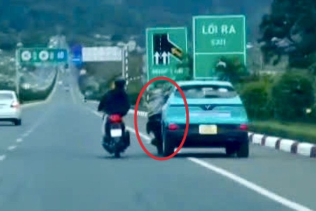 Thanh niên đu cửa taxi trên cao tốc Liên Khương bị xe cán - Ảnh 2.