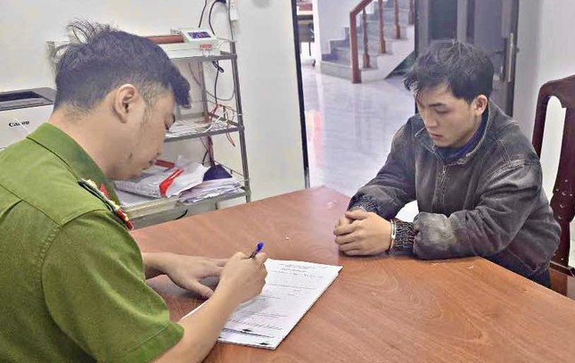 Thanh niên đu cửa taxi trên cao tốc Liên Khương bị xe cán - Ảnh 1.