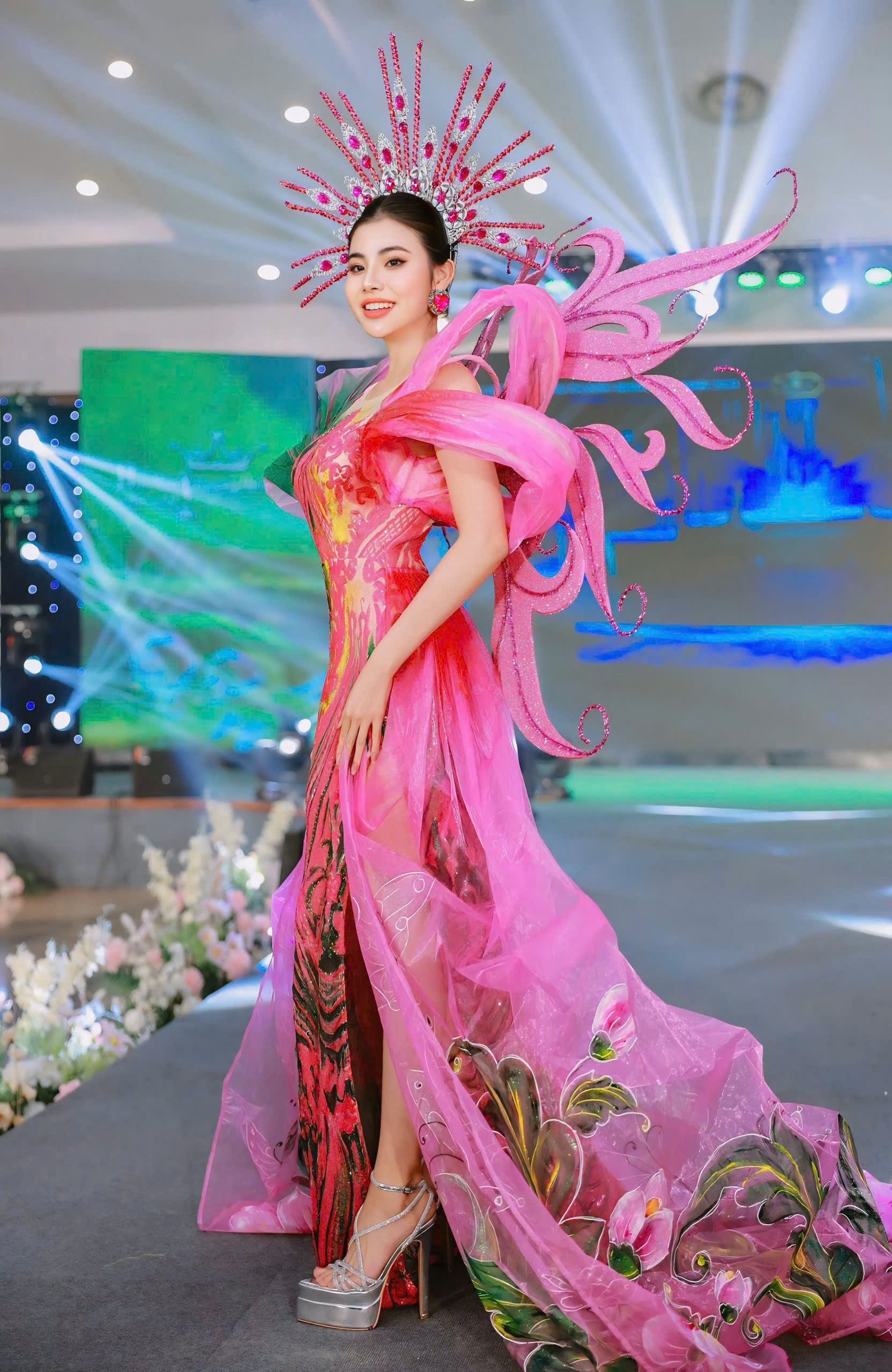 &Aacute; hậu L&ecirc; Kim Khoẻ khoe vẻ gợi cảm khi tr&igrave;nh diễn thời trang, sụt 2 kg v&igrave; chạy show- Ảnh 9.