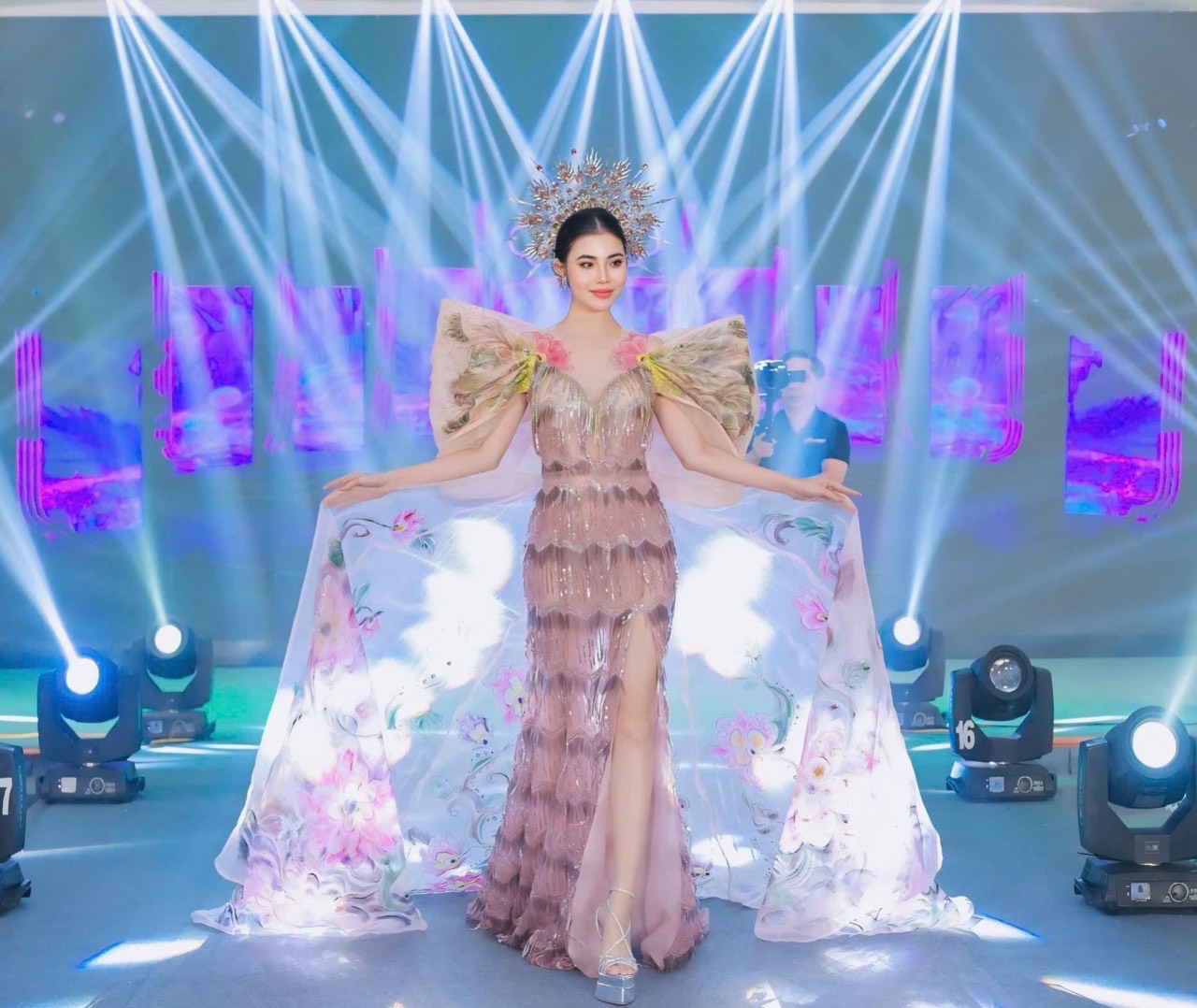 &Aacute; hậu L&ecirc; Kim Khoẻ khoe vẻ gợi cảm khi tr&igrave;nh diễn thời trang, sụt 2 kg v&igrave; chạy show- Ảnh 7.