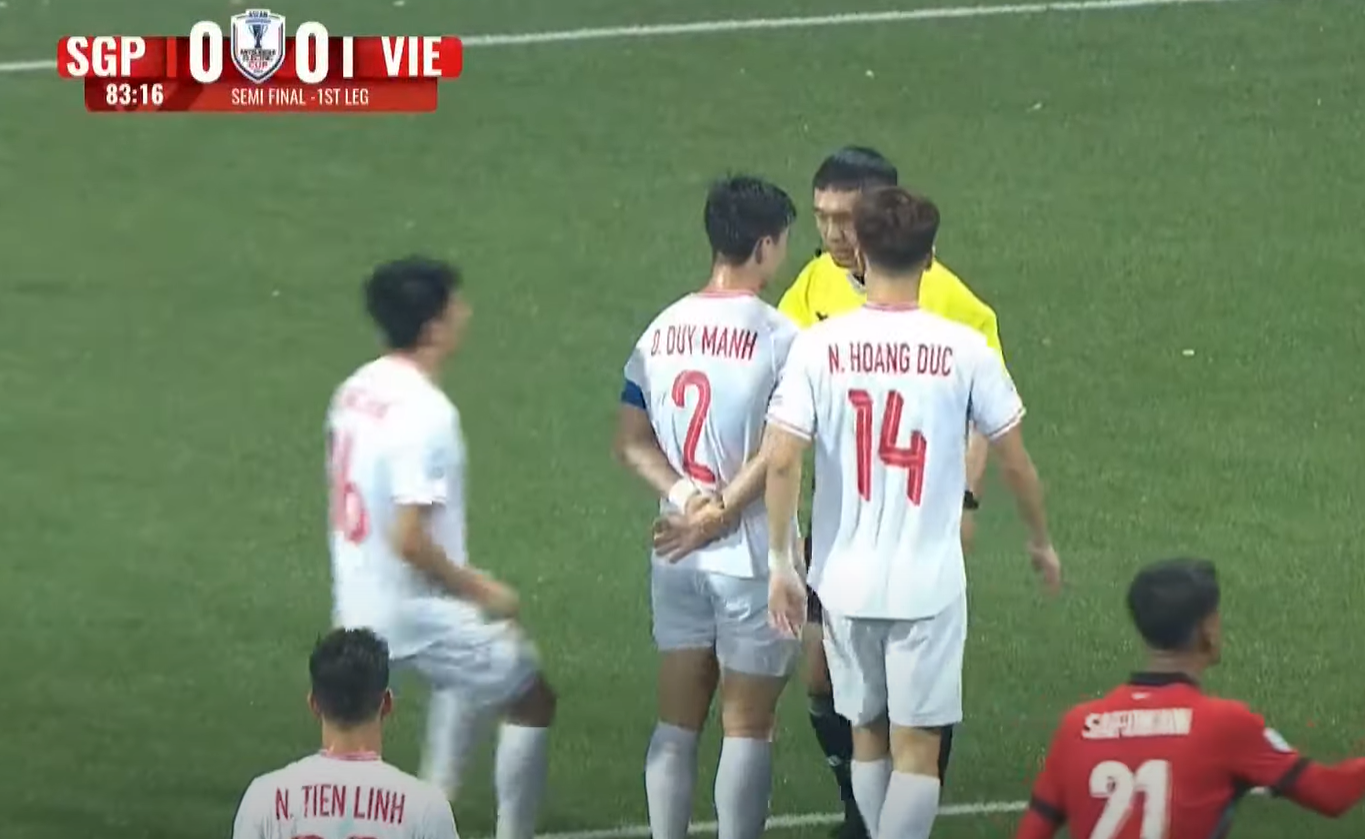 AFF Cup: Đội trưởng tuyển Việt Nam được khen ngợi sau cú gạt tay "dập tắt miệng núi lửa" - Ảnh 1.